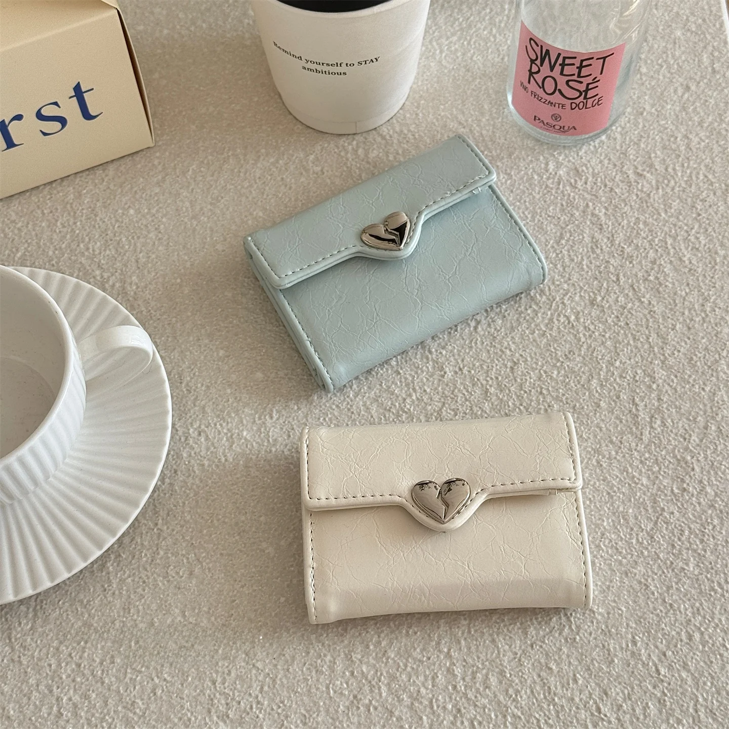 ハートデザインの金属ボタンショート財布：コンパクトで個性的な女性向け財布の実用性と使い方