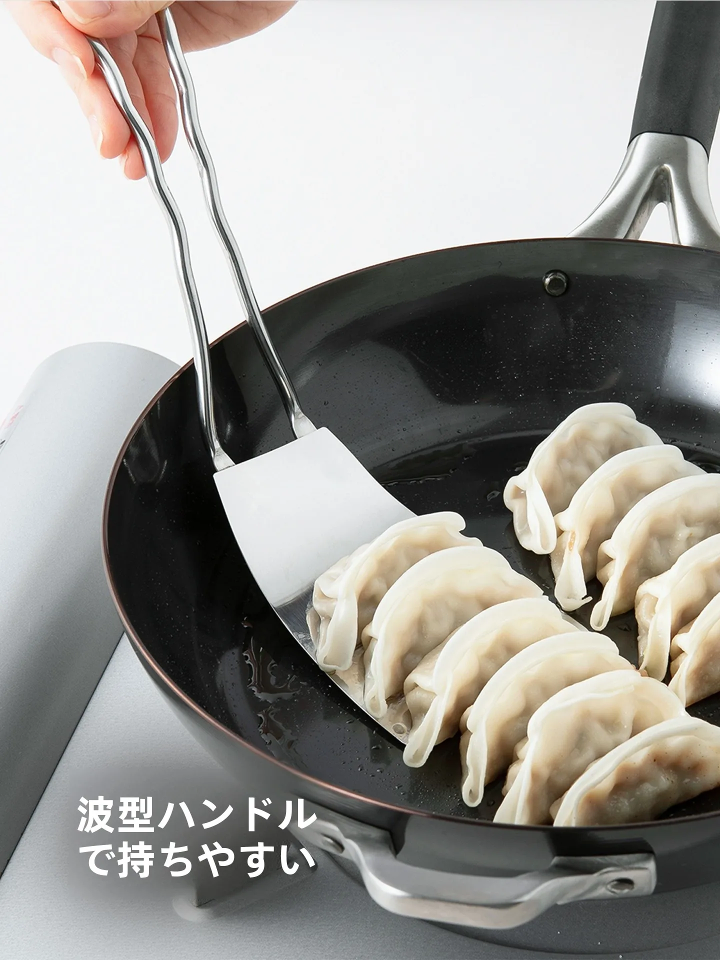鉄フライパンの焦げ落としに最適な304不鏡鋼製平底フライ返しの使い方と実際の効果