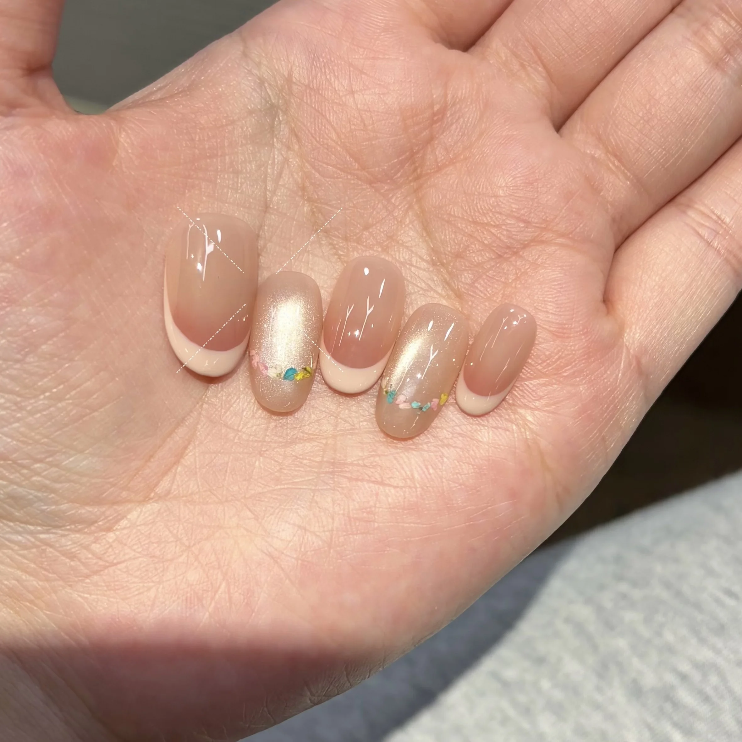 初夏のネイルにどんなデザインがおすすめ？ドライフラワーデザインが今、注目されている理由