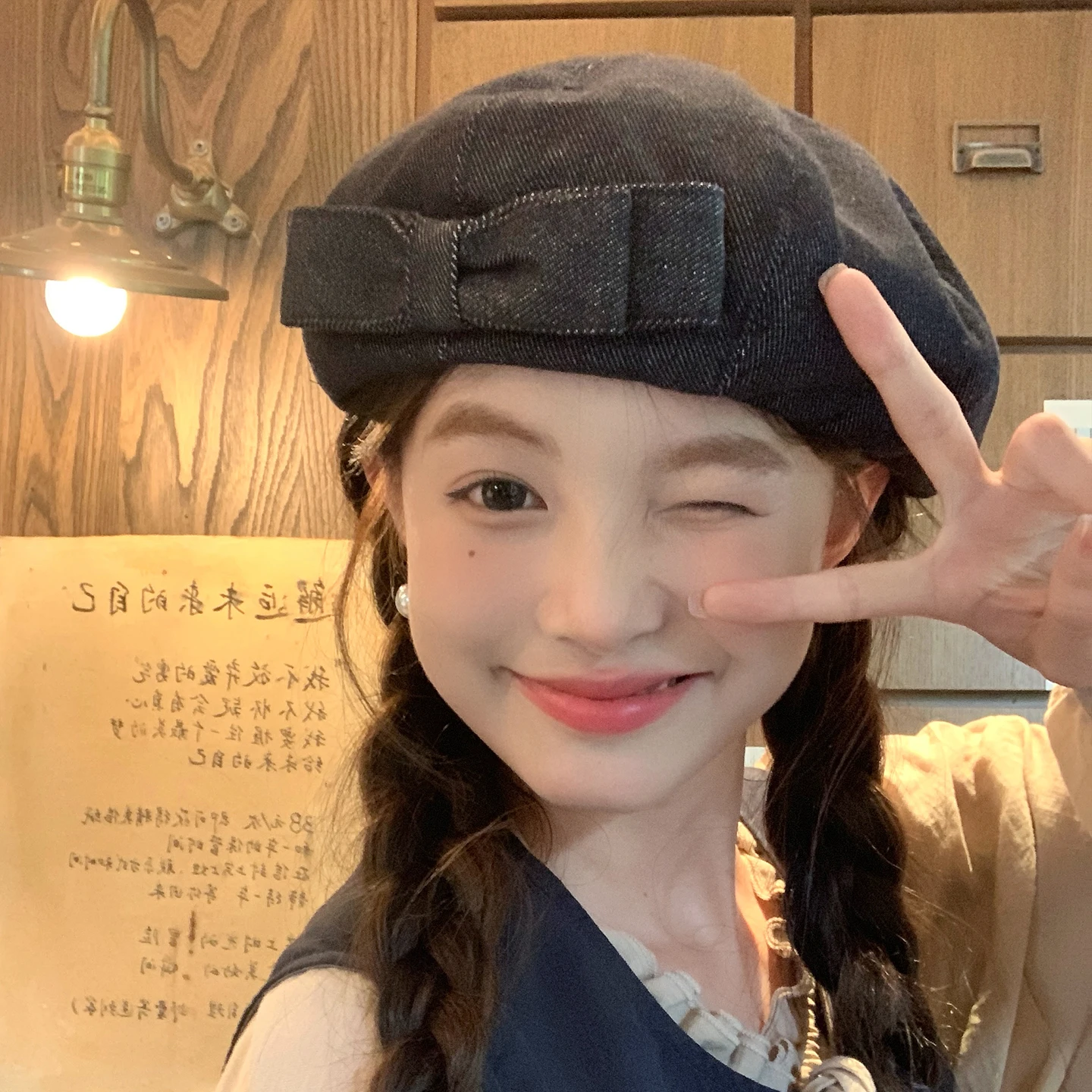甘美なデザインの二重リボンデニムベレー帽：女性向け小顔効果と画家帽スタイルの実用性