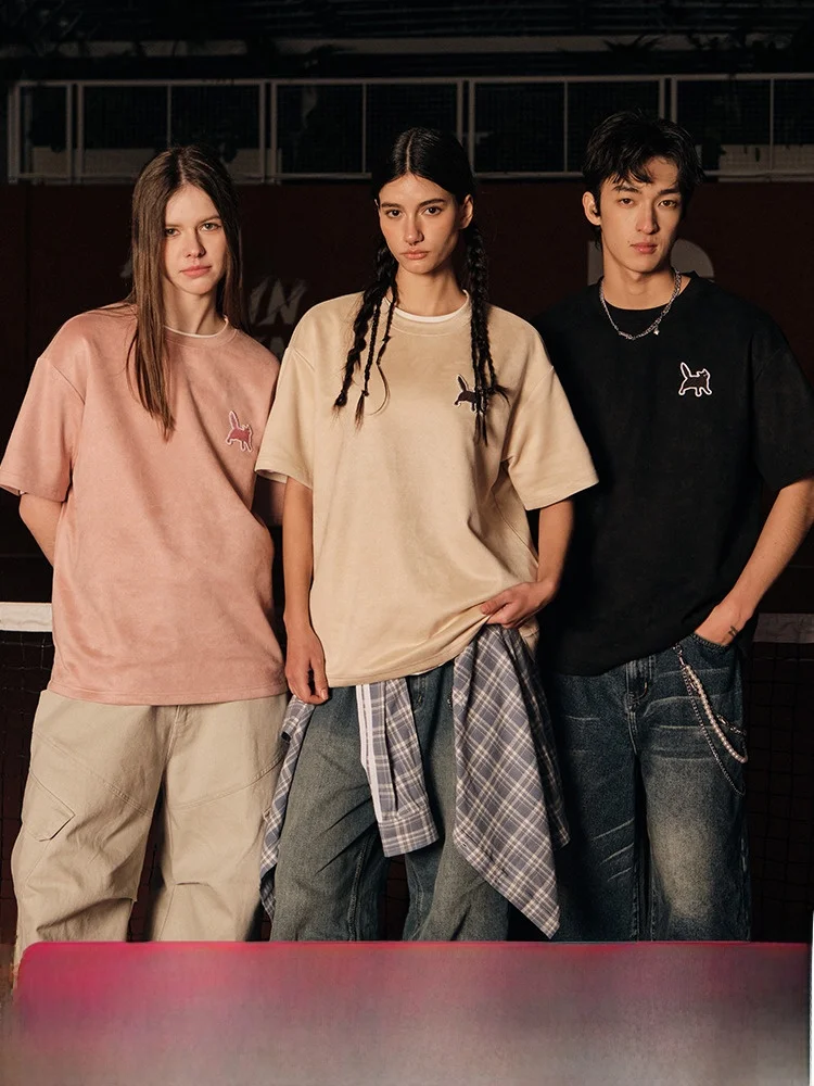 猫デザインのショートスリーブTシャツ：カジュアルガーリー ブランドの代表的アイテムとしての実用性とデザイン性