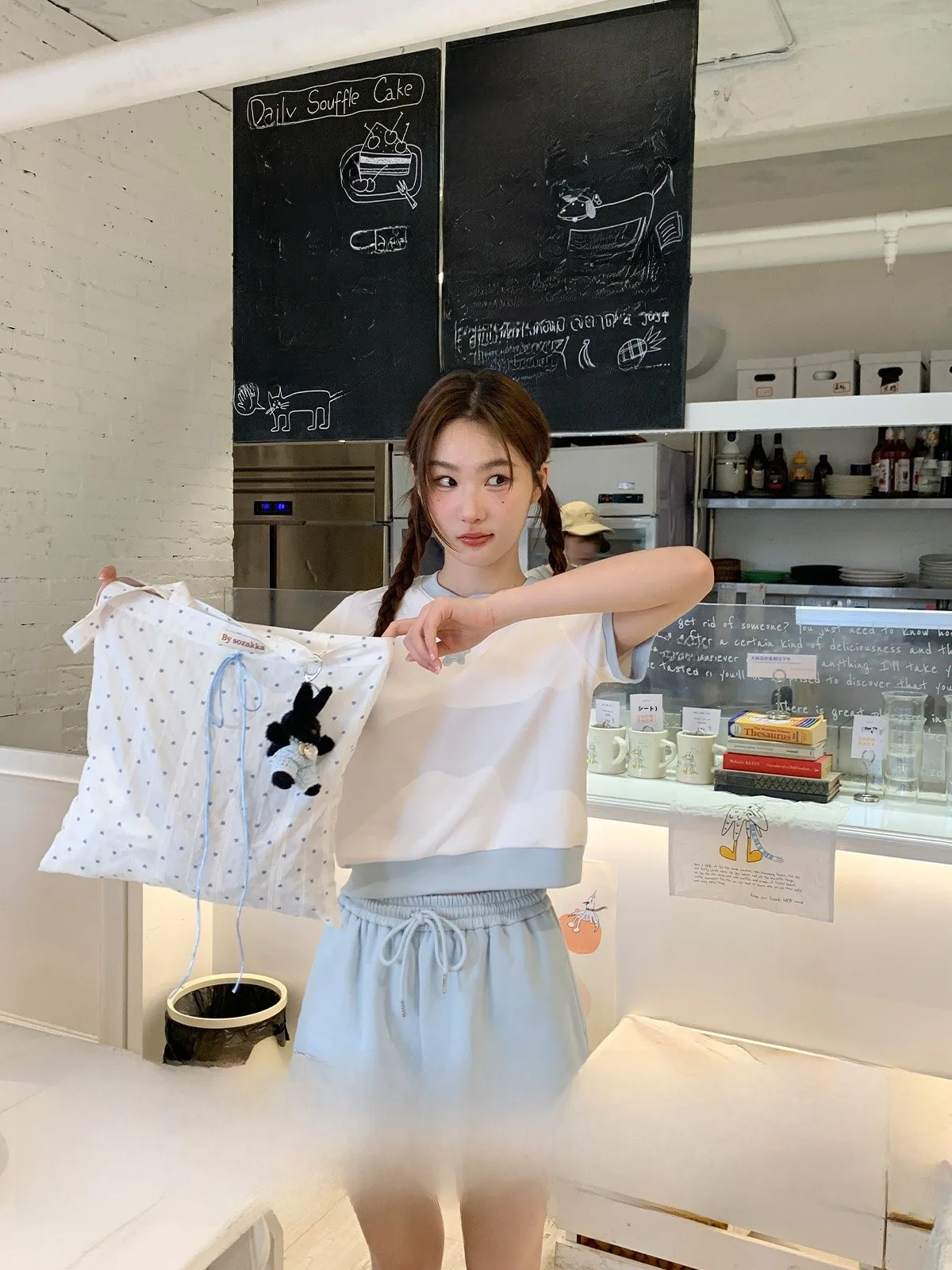 オーバーサイズTシャツとショートパンツをどう選ぶ？夏のカジュアルスタイルに最適な組み合わせとは？