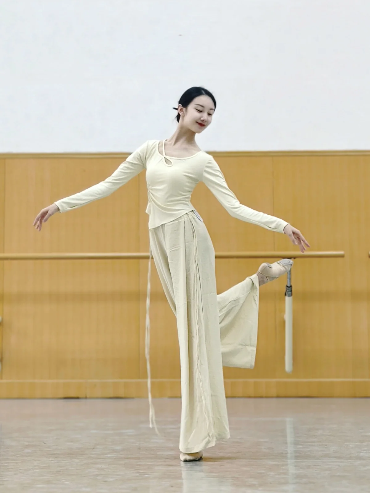 オーケストラコンサート女性用服装の選び方：クラシックダンス用長袖トップス【Vネック・現代舞踊・ヨガ適用】