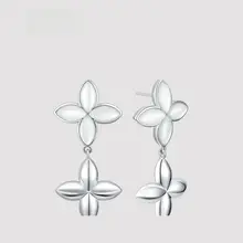 四葉のモチーフが可愛い！四葉蝶イヤリング【華やかデザイン・ファッションアクセサリー】