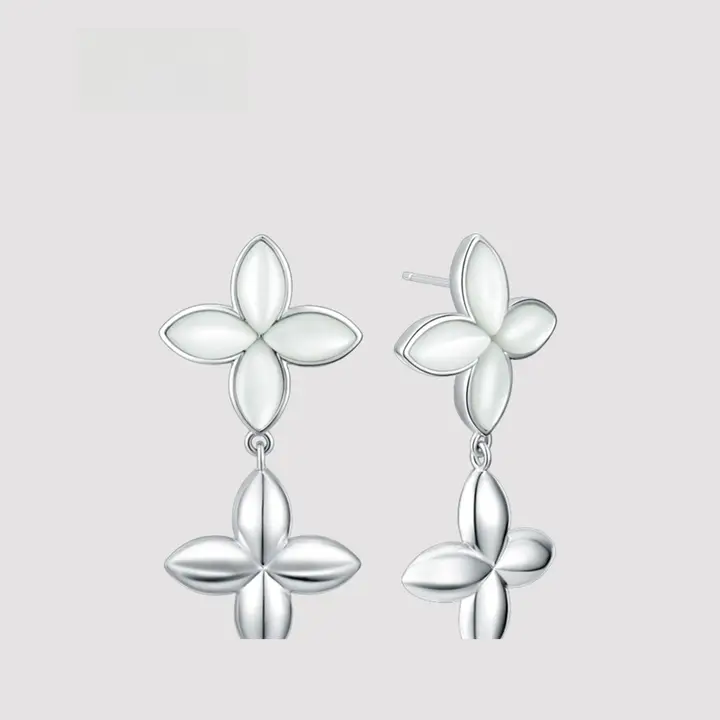 四葉のモチーフが可愛い！四葉蝶イヤリング【華やかデザイン・ファッションアクセサリー】