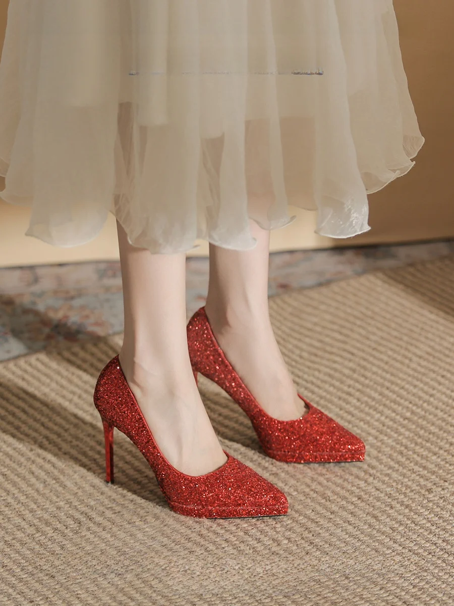 グリッターパンプス 結婚式 おすすめモデル：レッドウエディングシューズの実用性とシーン別評価