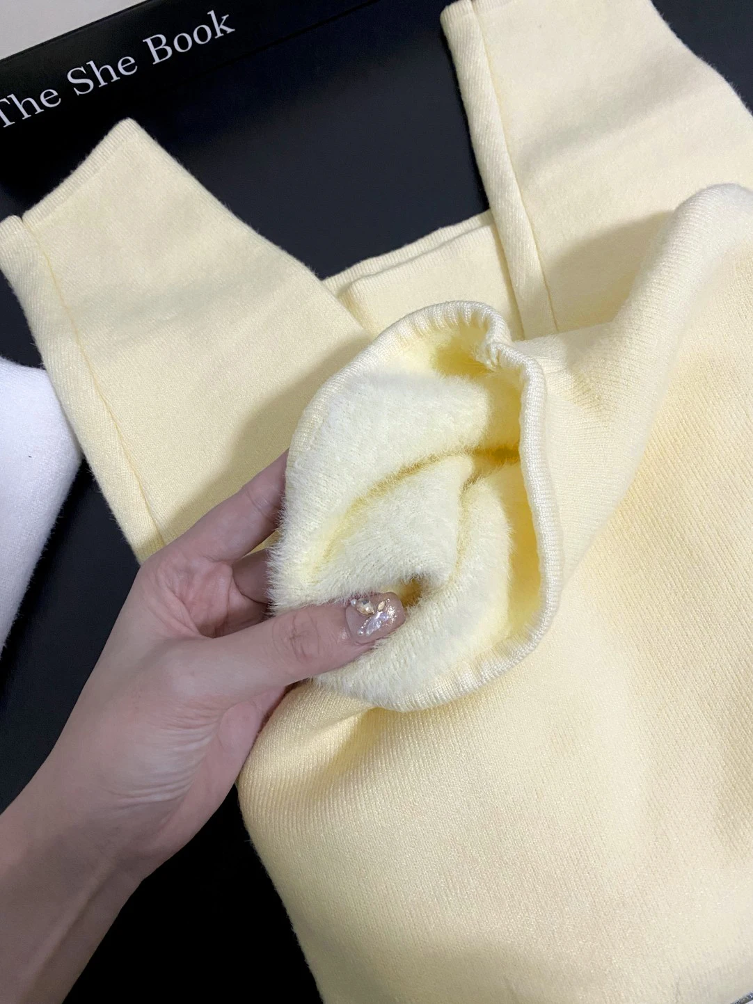 ジャケットインナーとしてのニットトップは、本当に「重ね着の魔法」を生み出せるの？