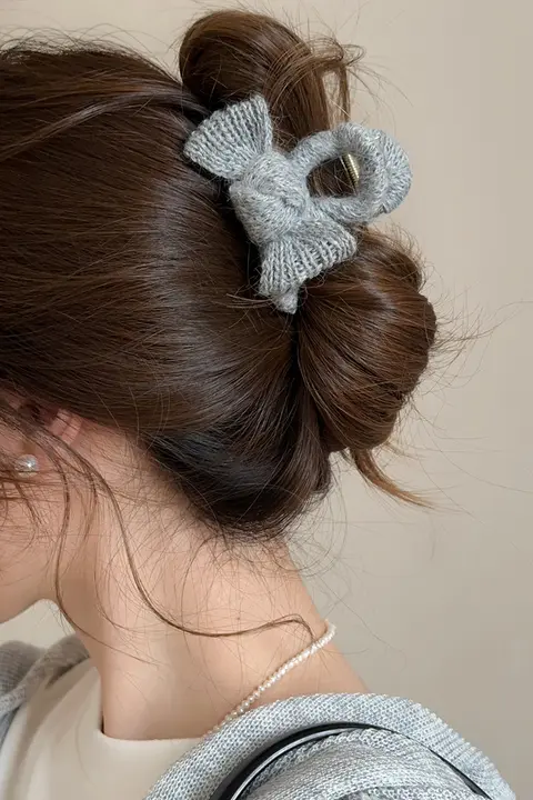 毛糸編みのリボン型ヘアクリップ【シャーククリップ・女性用・後頭部用】