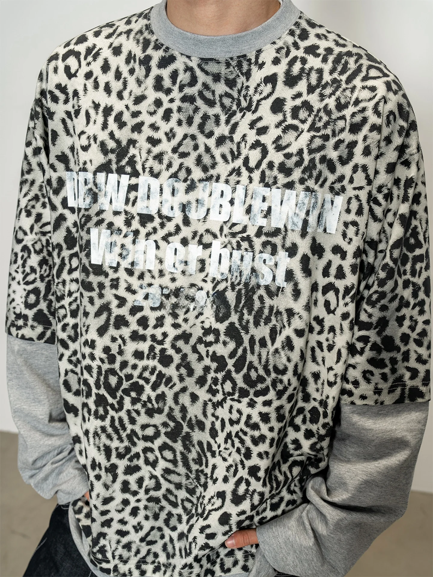 レオパード柄切替デザインの長袖Tシャツ：男女共用で実用性とスタイルを両立