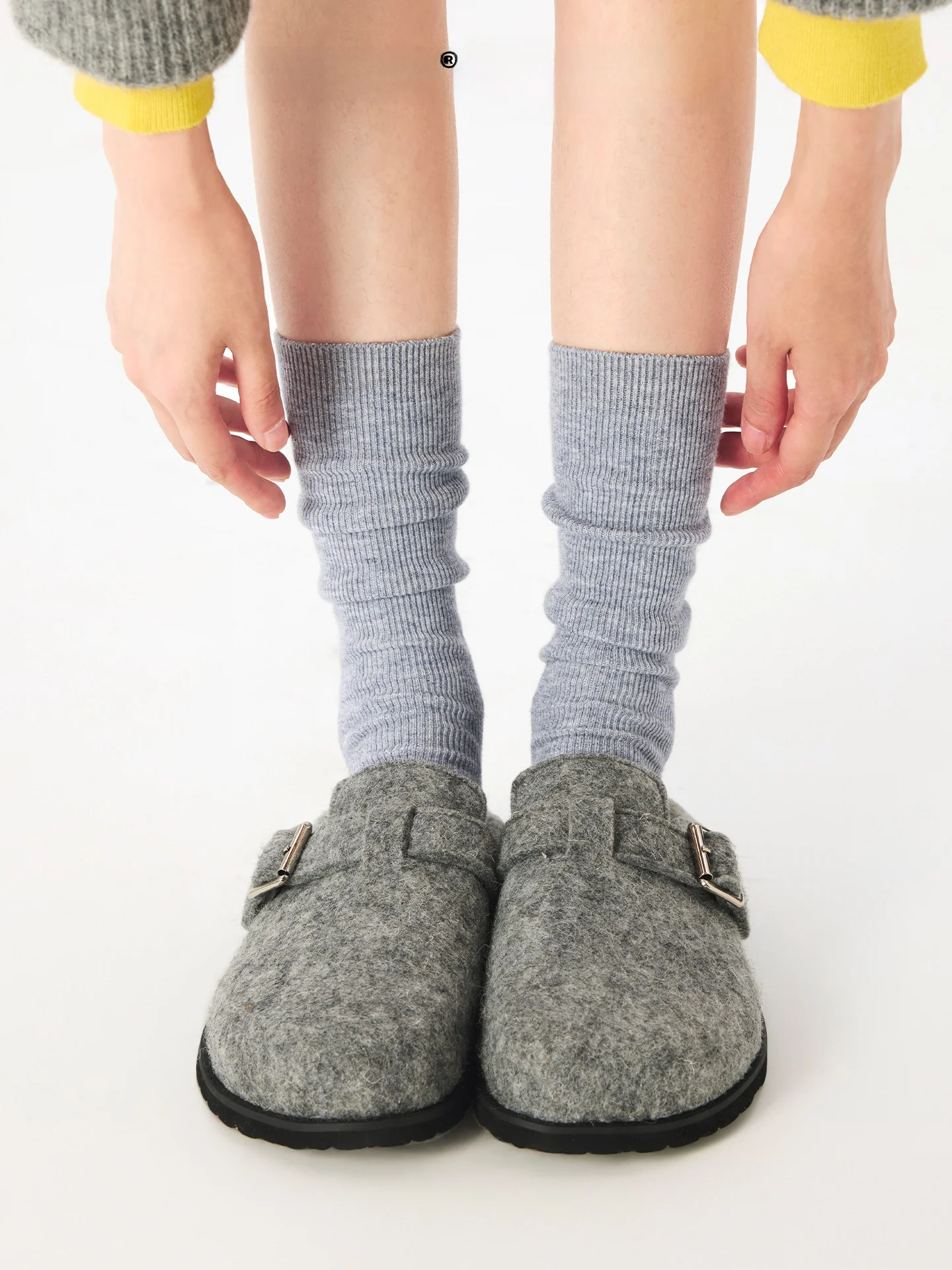 グレーウール製中筒靴下は春秋に最適な美腿効果を実現