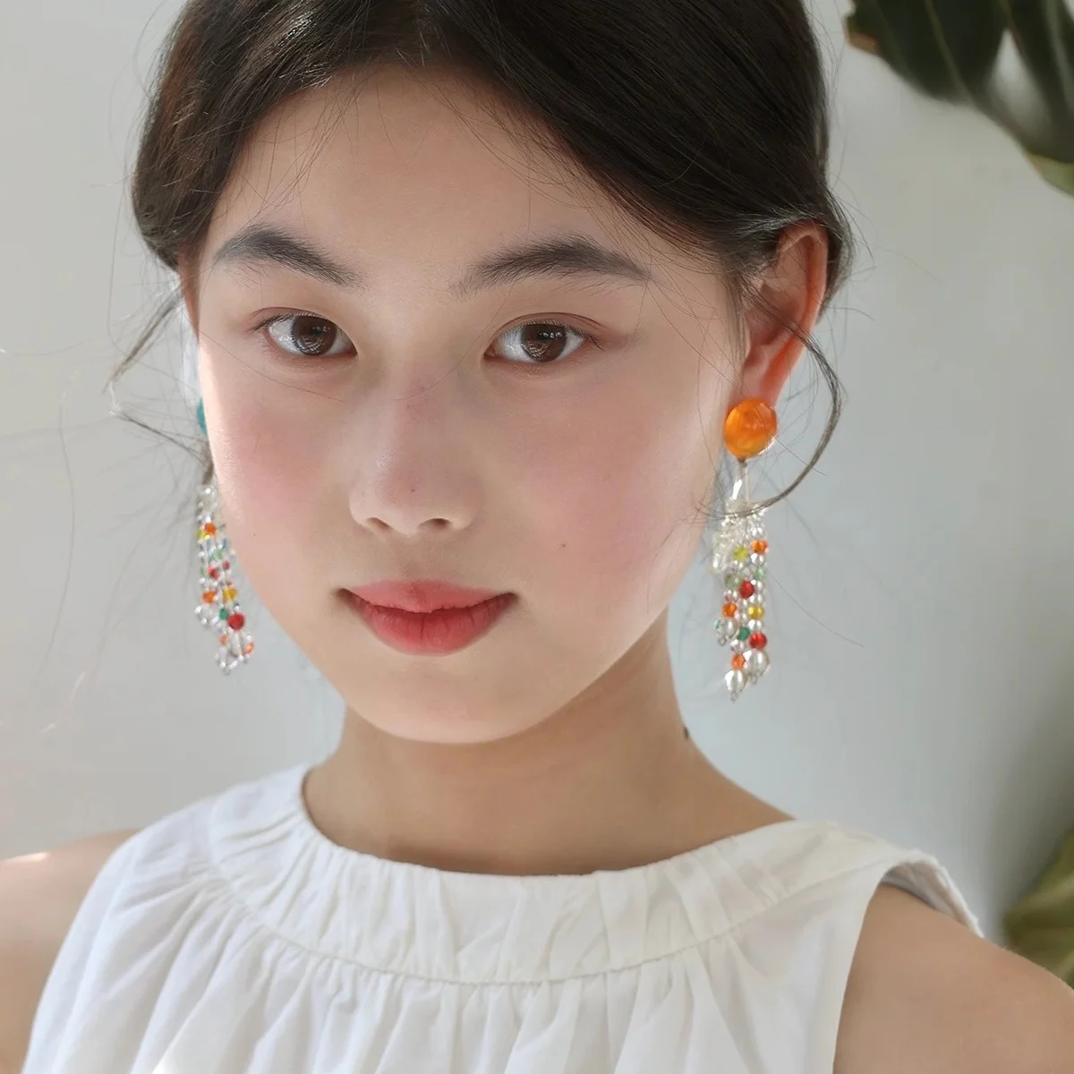 カラフルなアクセサリーを選ぶときに迷うなら、この1つのアイテムが救う