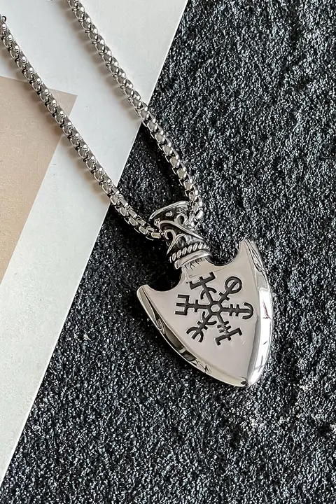 北欧風バイキングの護符デザイン タイタンスチールペンダント【パンクスタイル・シールドネックレス】
