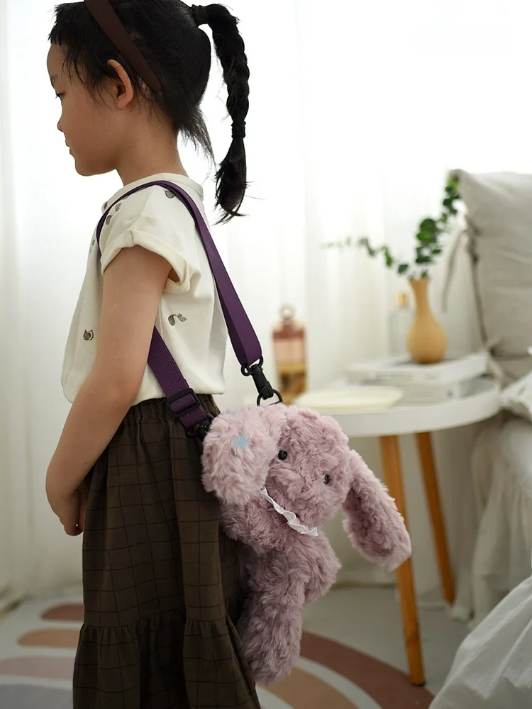 アニメデザインの黒猫ショルダーバッグ：子ども向けの親子利用シーンでの実用性とデザイン特性