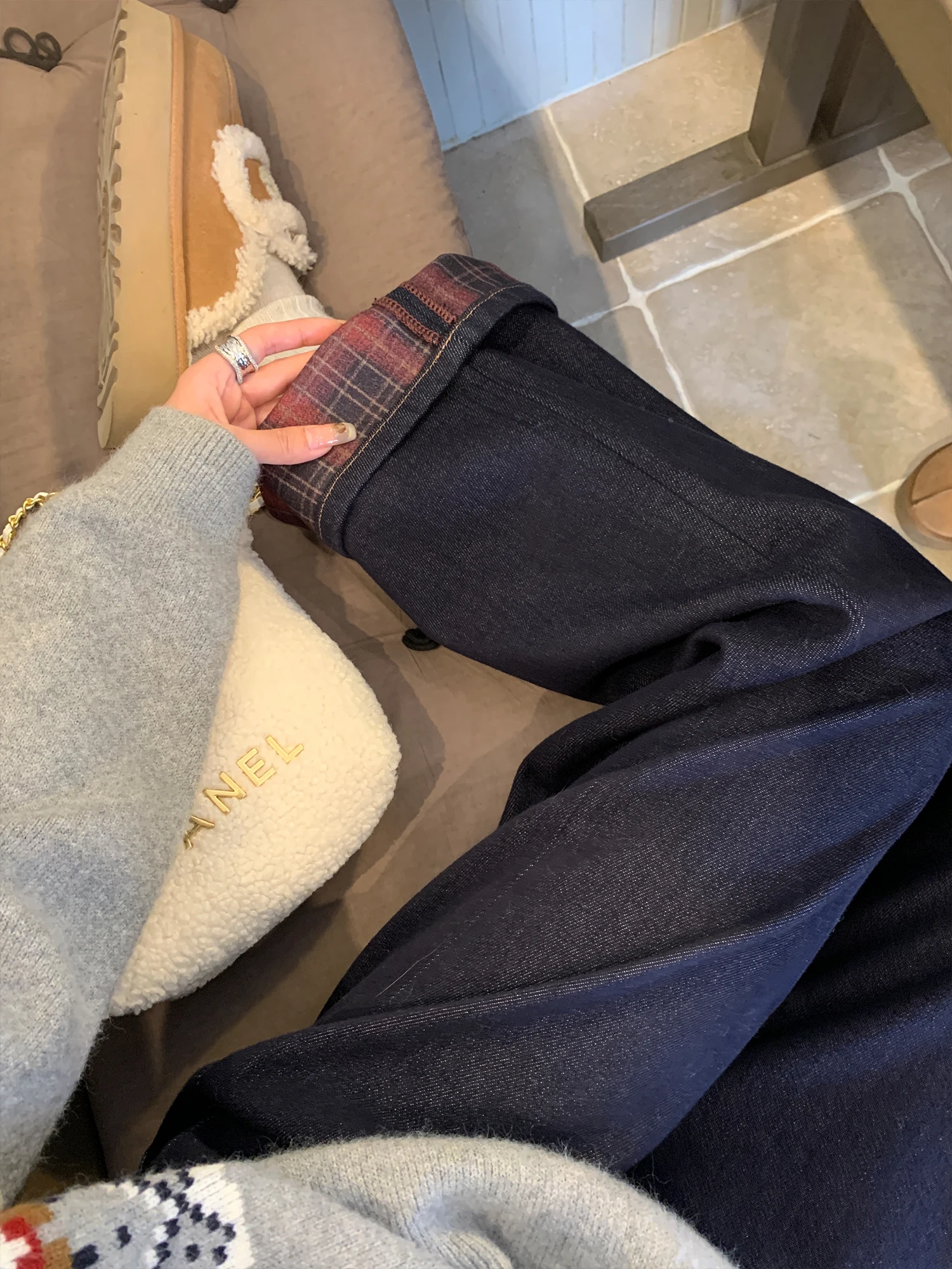 チェック柄折り返 し薄フリースデニムパンツ：高ウエストスタイルの実用性と着心地解析