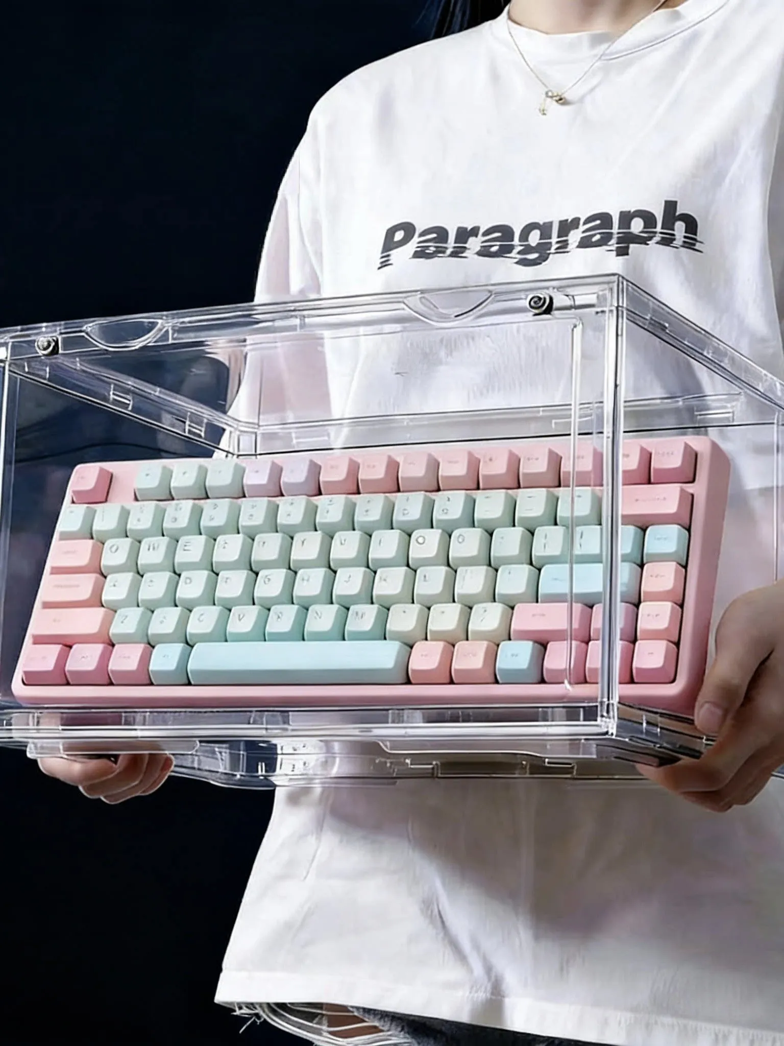 防塵キーボード収納ボックス：音声制御ライトと透明ディスプレイでゲーミングデバイスをスマートに管理