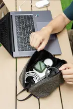 大容量のモバイルアクセサリー収納ポーチ【防水・充電器・パスポート対応】