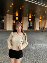 春のスタイルにピッタリ！杏色のダイヤ柄ニットセーター【フロントボタン・長袖】（セットアップ対応）