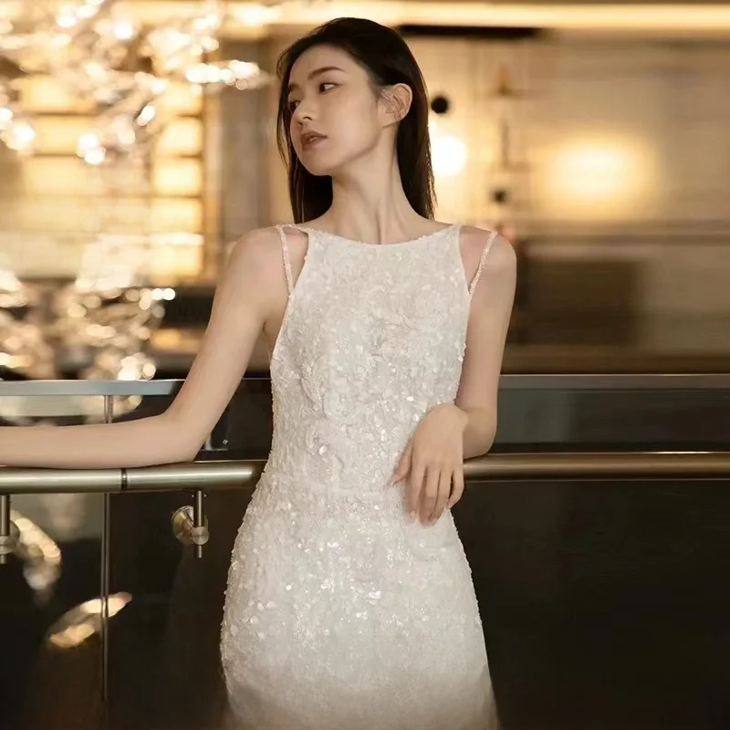 ドレス風 素敵な背中見せデザインの軽やかなウェディングドレスは、どのような場面で着用されるのか