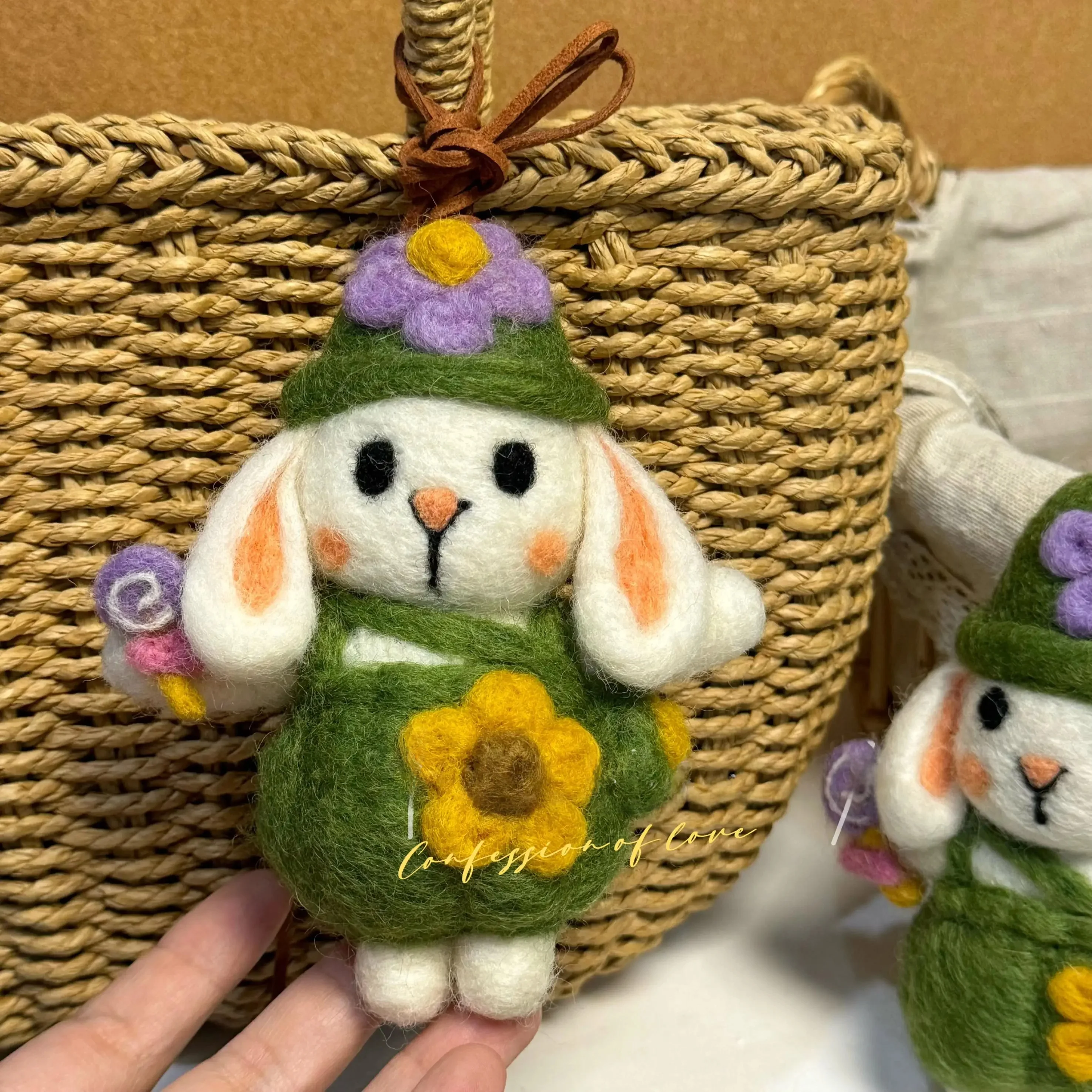 手作りのウールフェルトキーホルダー：かわいい緑のうさぎデザインが注目される理由