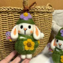 手作りのウールフェルトキーホルダー【かわいい緑のウサギデザイン・ギフトにも最適】