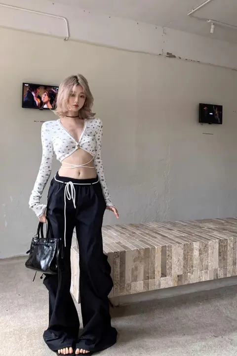 花柄レースVネックTシャツ【春用・女性用・セクシーなクロップドデザイン】