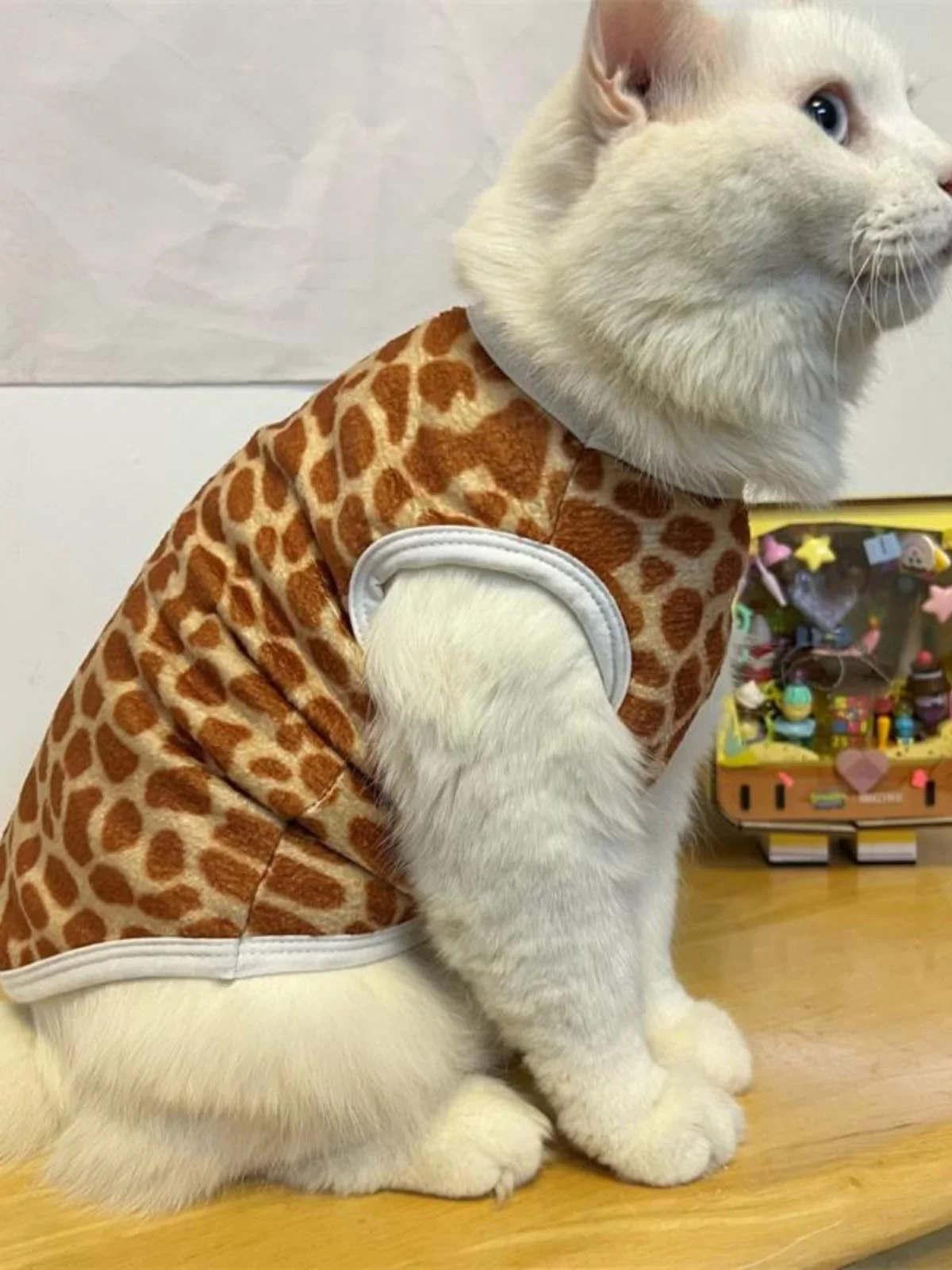 猫が冬に着るベストは、鹿柄のフリースが一番？