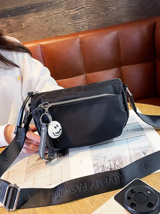 軽量なオックスフォード生地の斜め掛けバッグ【カジュアル・スポーツ・ハーフカーブデザイン】