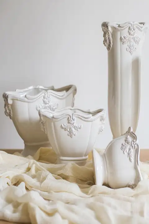 クラシックな柱型陶器花瓶【フランス風・釉下彩装飾・ヴィンテージスタイル】