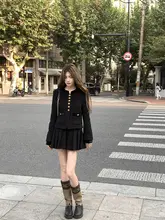 羊毛外套とミニスカートのカジュアルコーディネート（セットアップ対応）
