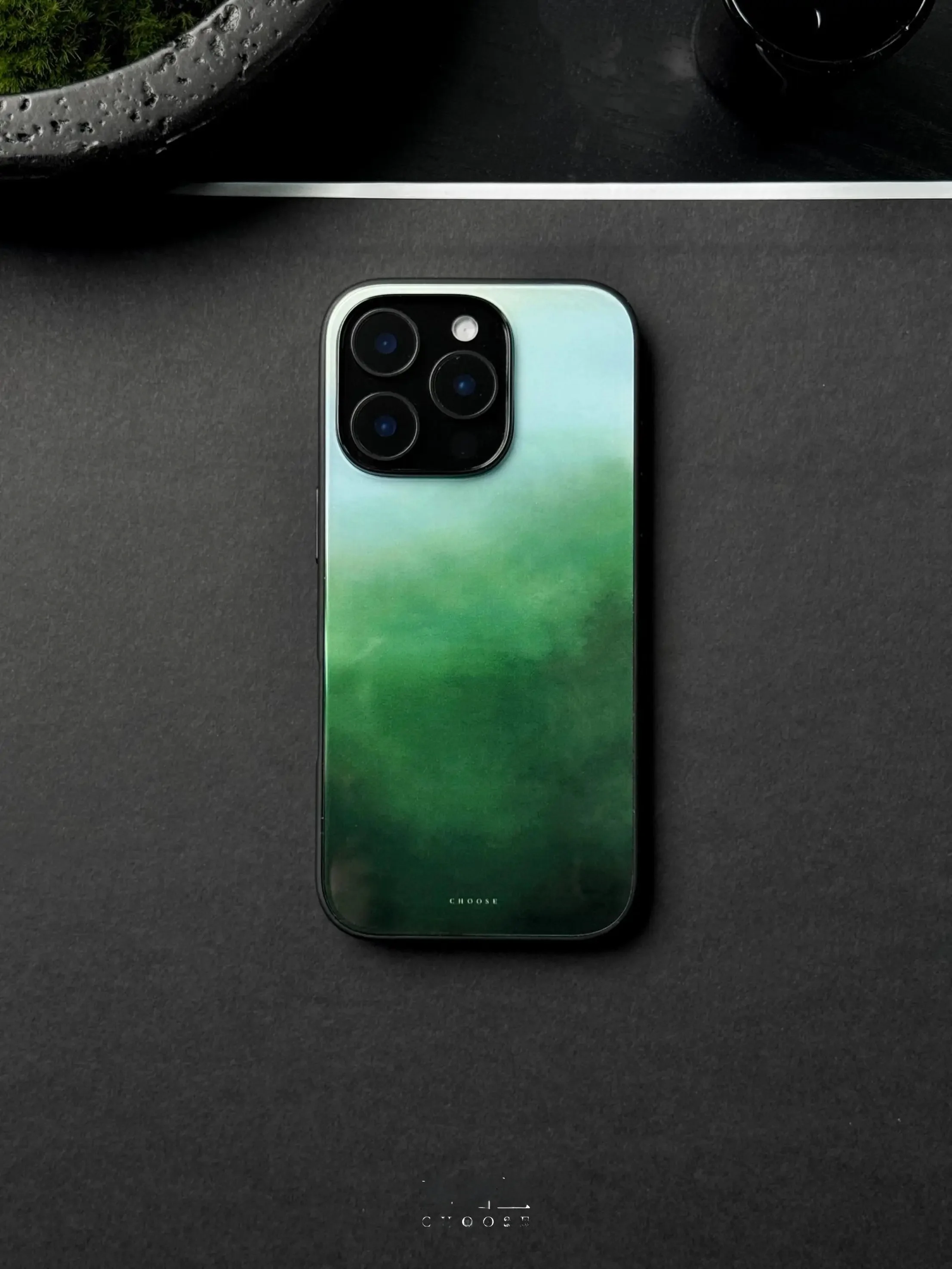 指紋がつかないスマホフィルムとベタベタしないケース、どちらを選ぶべき？