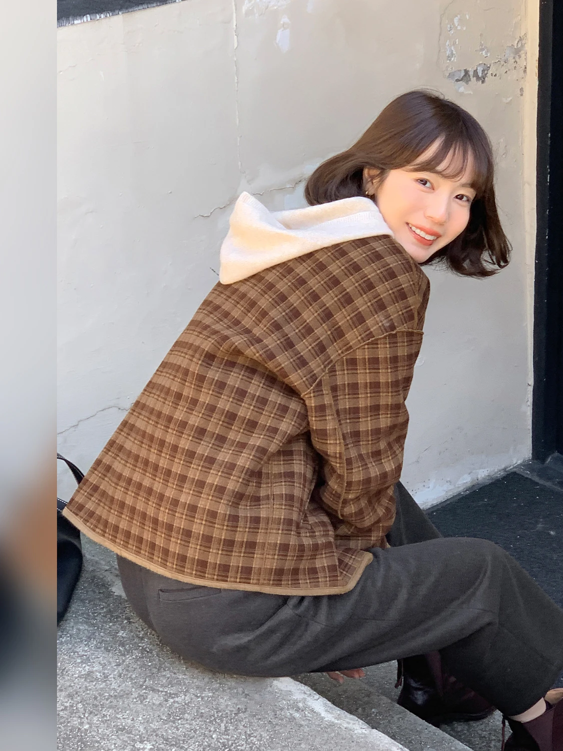 ブラウンチェック柄ジャケット：女性向けカジュアルスタイルの定番コーデ