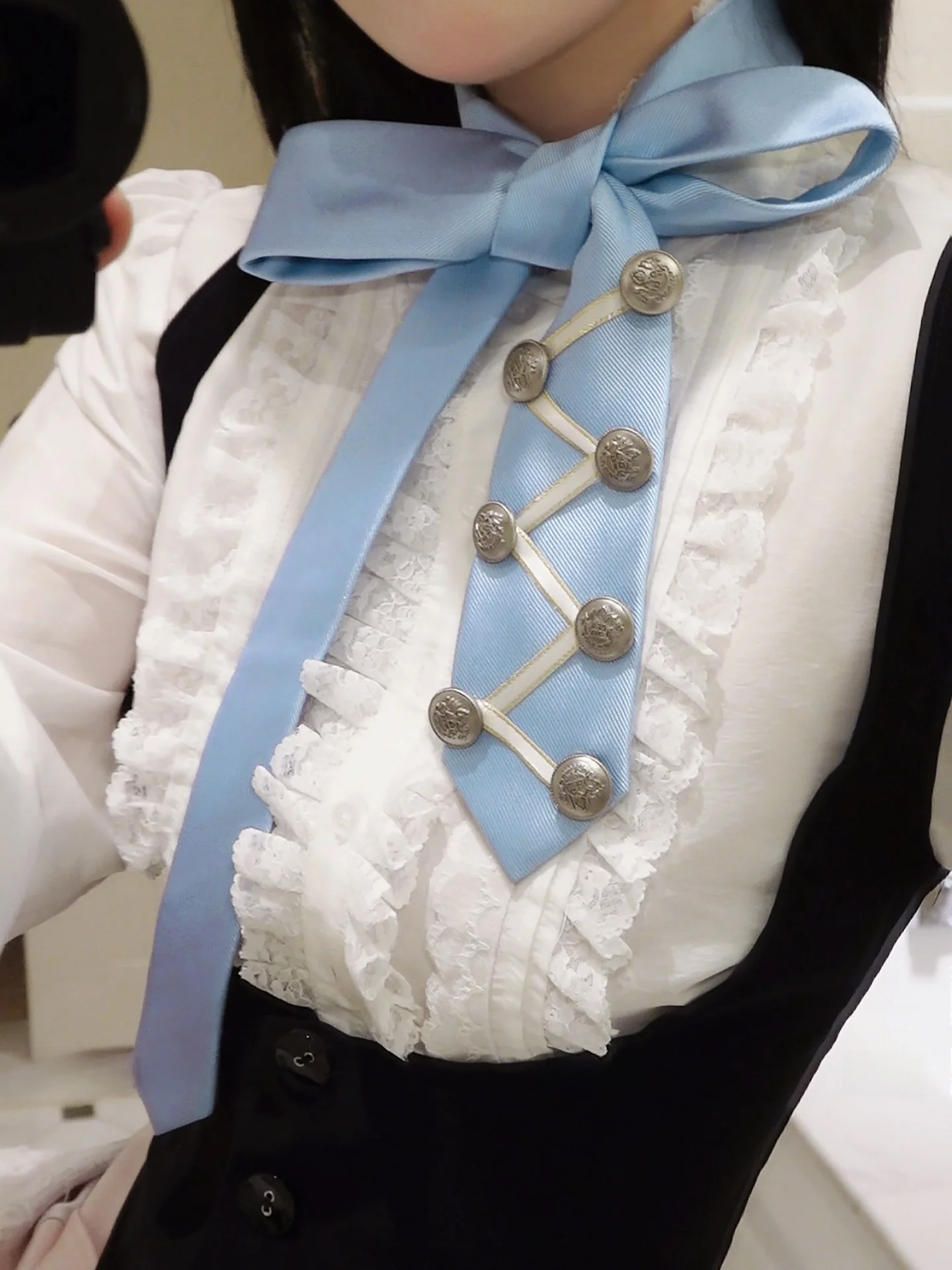 手作りのヴィンテージ風ボタン付きネクタイ：細身・2WAYデザインで オフィスカジュアルと私服に活用