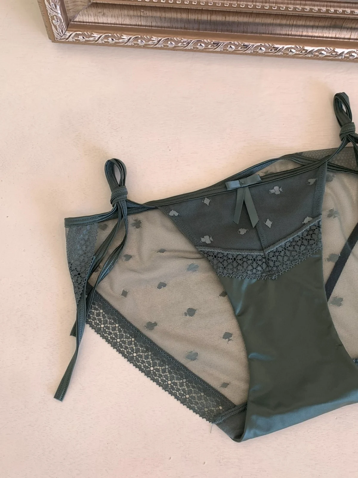 透けない 下着としてのサテンリボンセクシー下着：ハーフバック・メッシュ構造の実用性と素材特性
