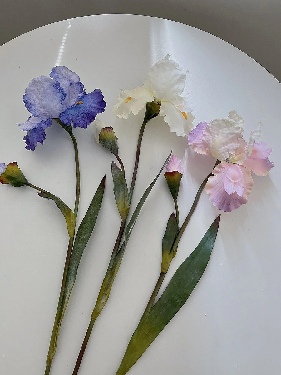 アイリスの造花ブーケとインテリア花瓶のスタイル比較：現代風の高級感を実現