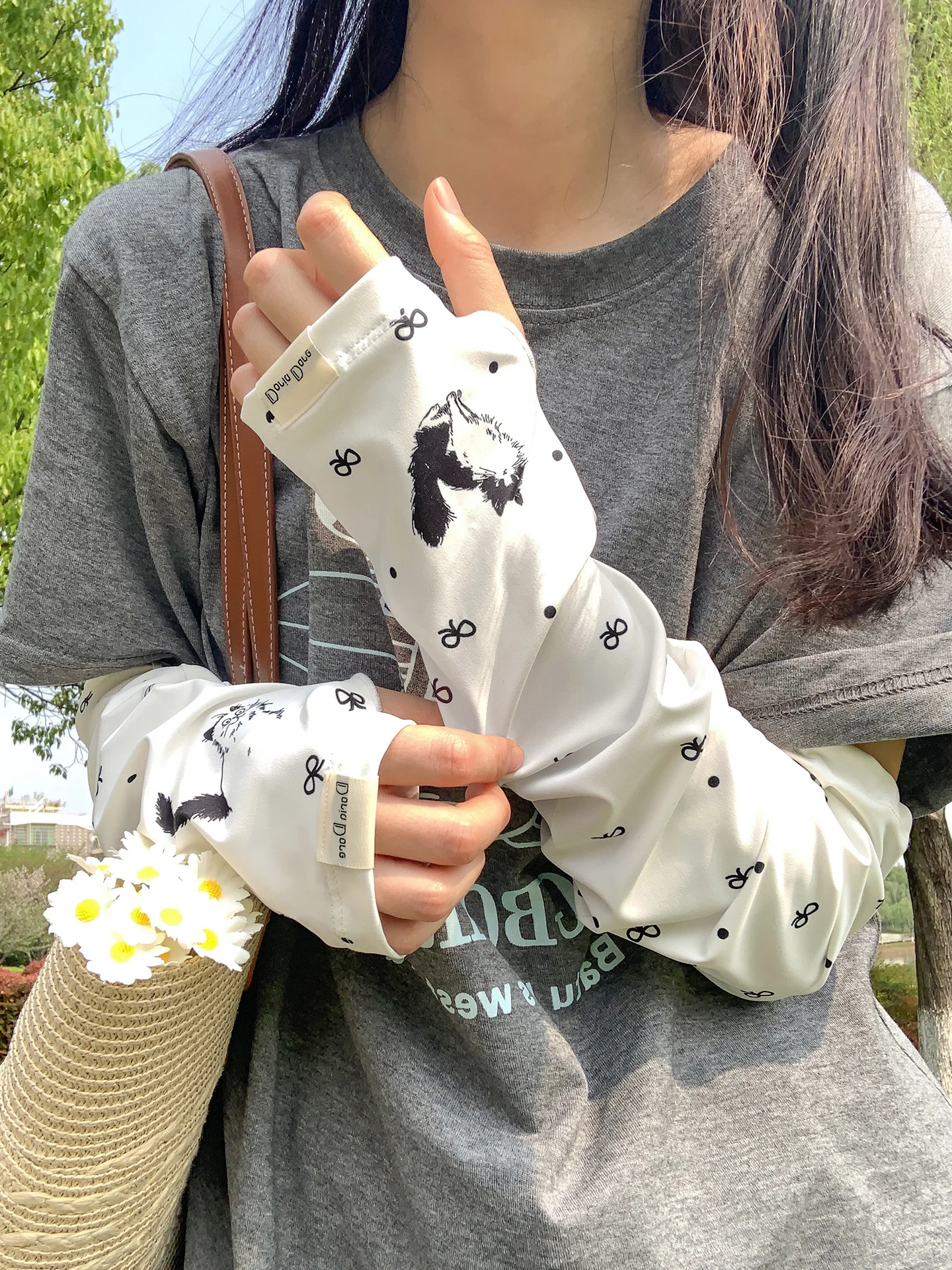 リボン付き猫デザインのUVカットアームカバー：夏用薄手タイプの日焼け防止効果とデザイン性