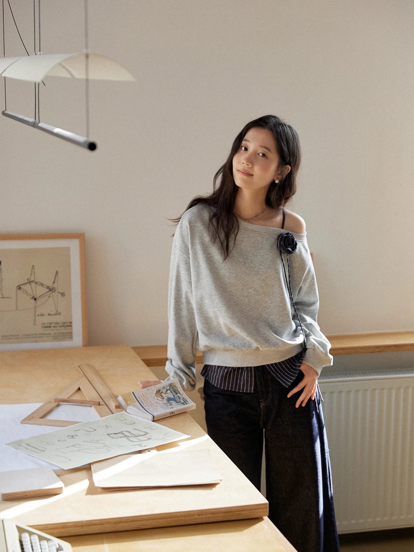 春用立体花柄斜肩露出トップス：tシャツワンピース コーデ とろみシャツ コーデ に最適なゆったりシルエット
