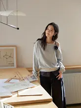 スウェット レディース フェイクレイヤード ワンショルダー 立体フラワー アシンメトリーネック ルーズ デザイン性 春 「MIXABO」