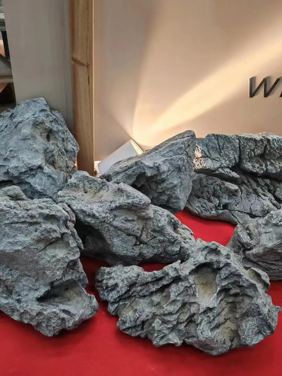 鉱物標本としての偽石フォーム彫刻山：北欧風庭園インテリアの実用性と特性解析