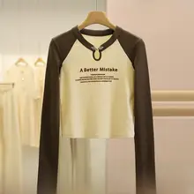 シンプルなロゴデザインのコントラストカラー長袖Tシャツ【スリムフィット・ラグランスリーブ】