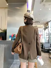 ダブルブレストデザインのコーヒー色ジャケット【シルエットを引き立てるスリムフィット】