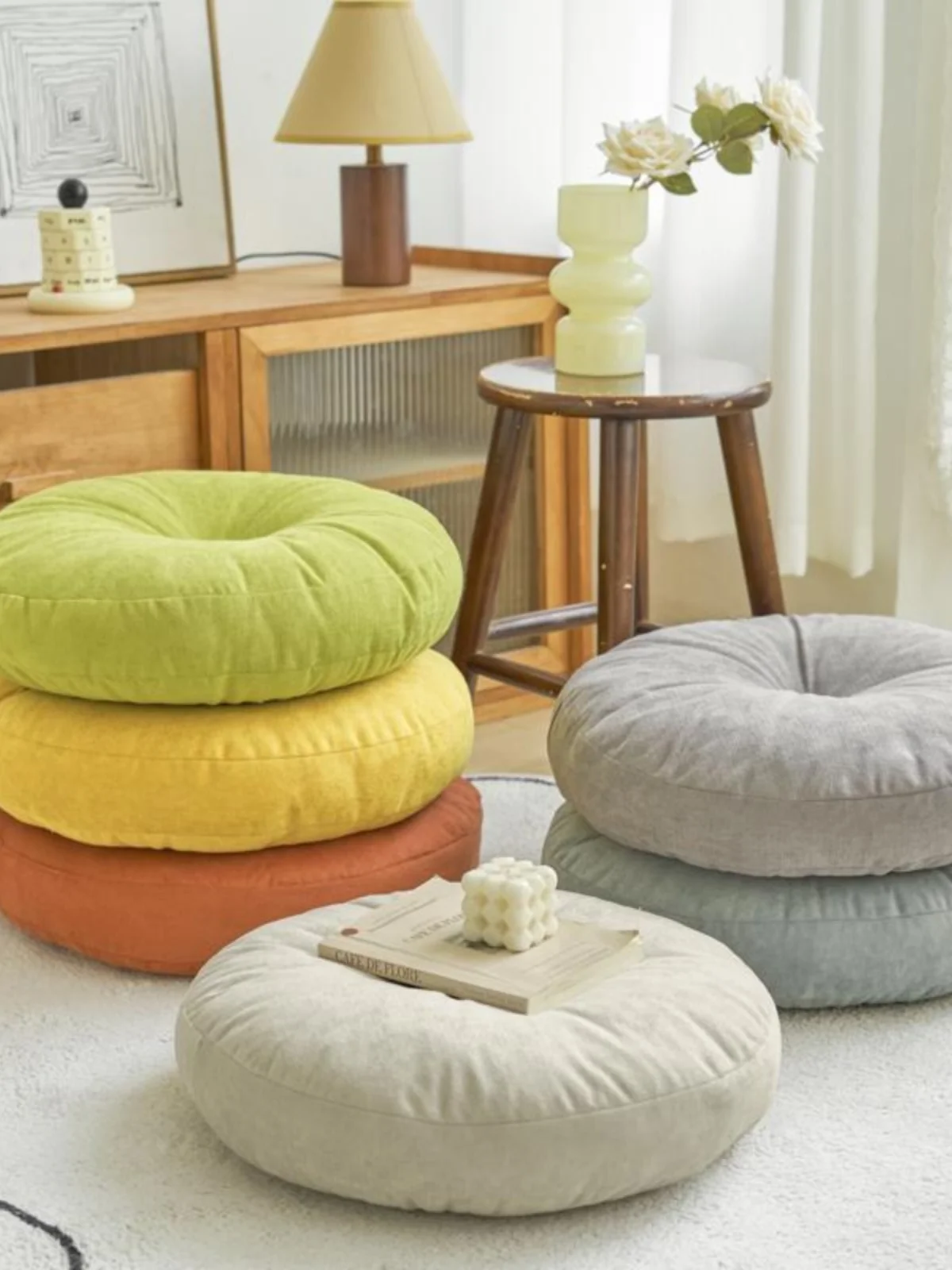 揃えるミニマリスト部屋づくりアイテム | 厚手エナメル座布団の選び方と空間バランスの秘密