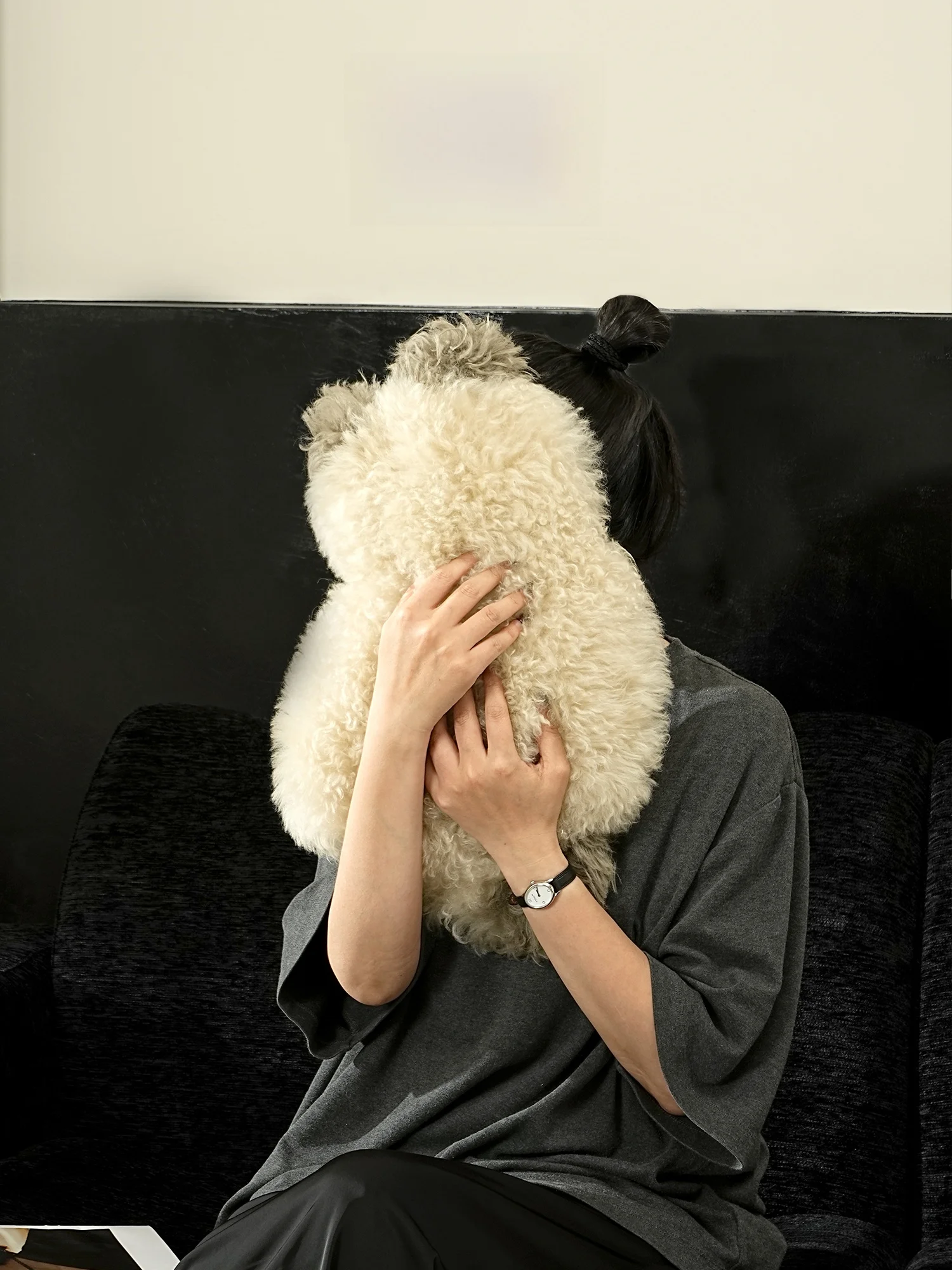 ソファに猫が座るのを防ぐには？可愛い猫型クッションが意外と効果的だった理由