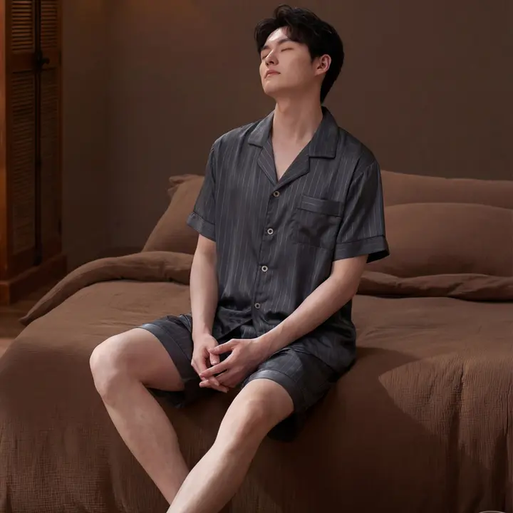 涼感のあるアイスシルク製メンズパジャマ【夏用・半袖・ショートパンツ・快適なホームウェア】（セットアップ対応）