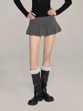 グレーの低腰プリーツスカート【女性用・秋夏向け・シルエットを美しく見せる】