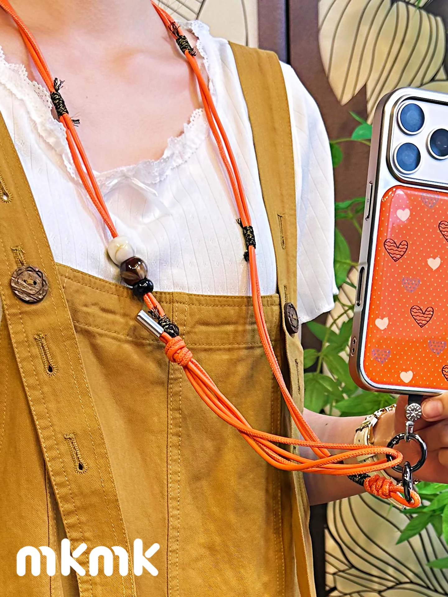 スマホにつけるストラップはどこで選べばいいの？カラフルで調整可能なレザーストラップが解決する3つの理由