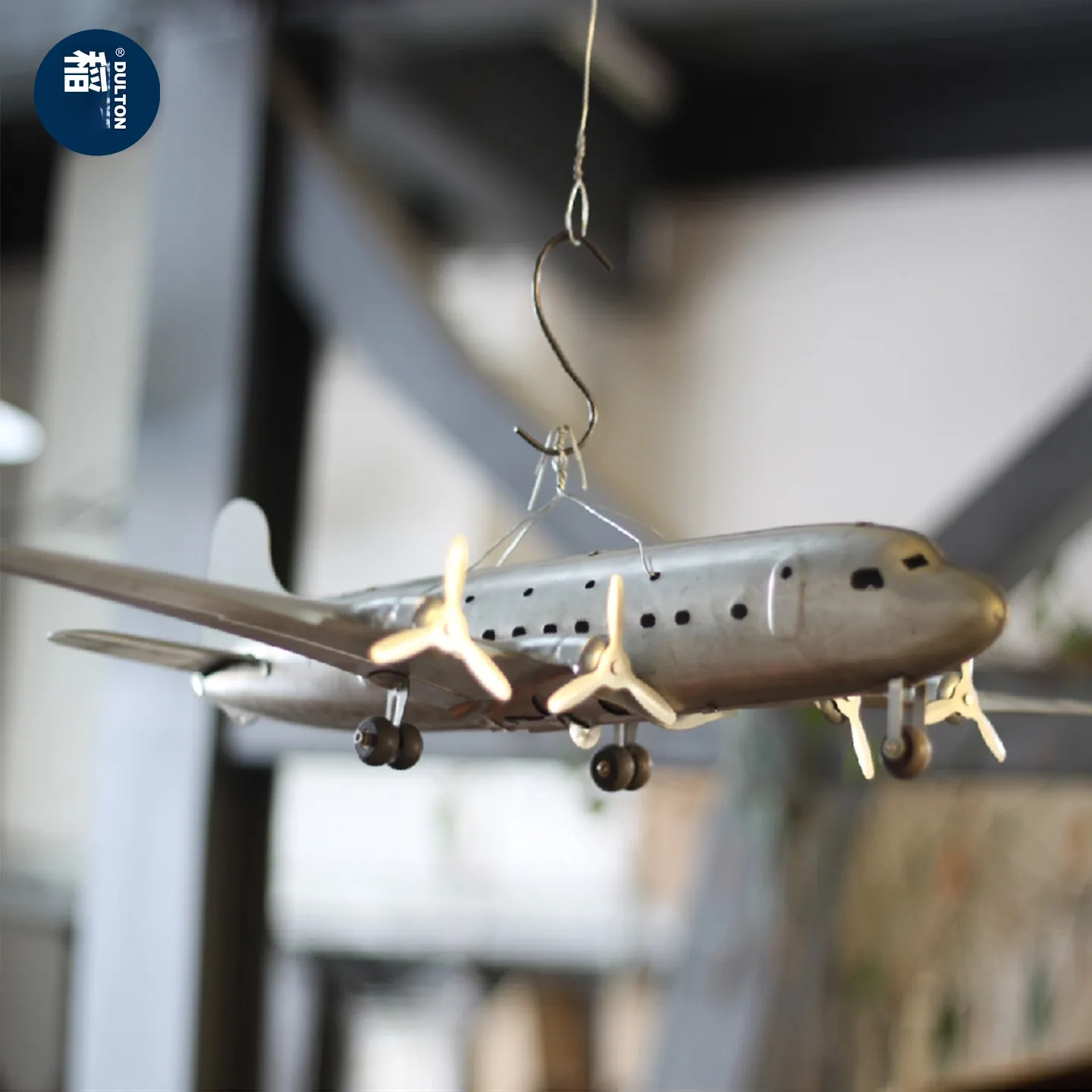 おもちゃ飛行機を選ぶときに迷う？1940年代風の鉄製飛行機が実は最強の選択肢なのかもしれない