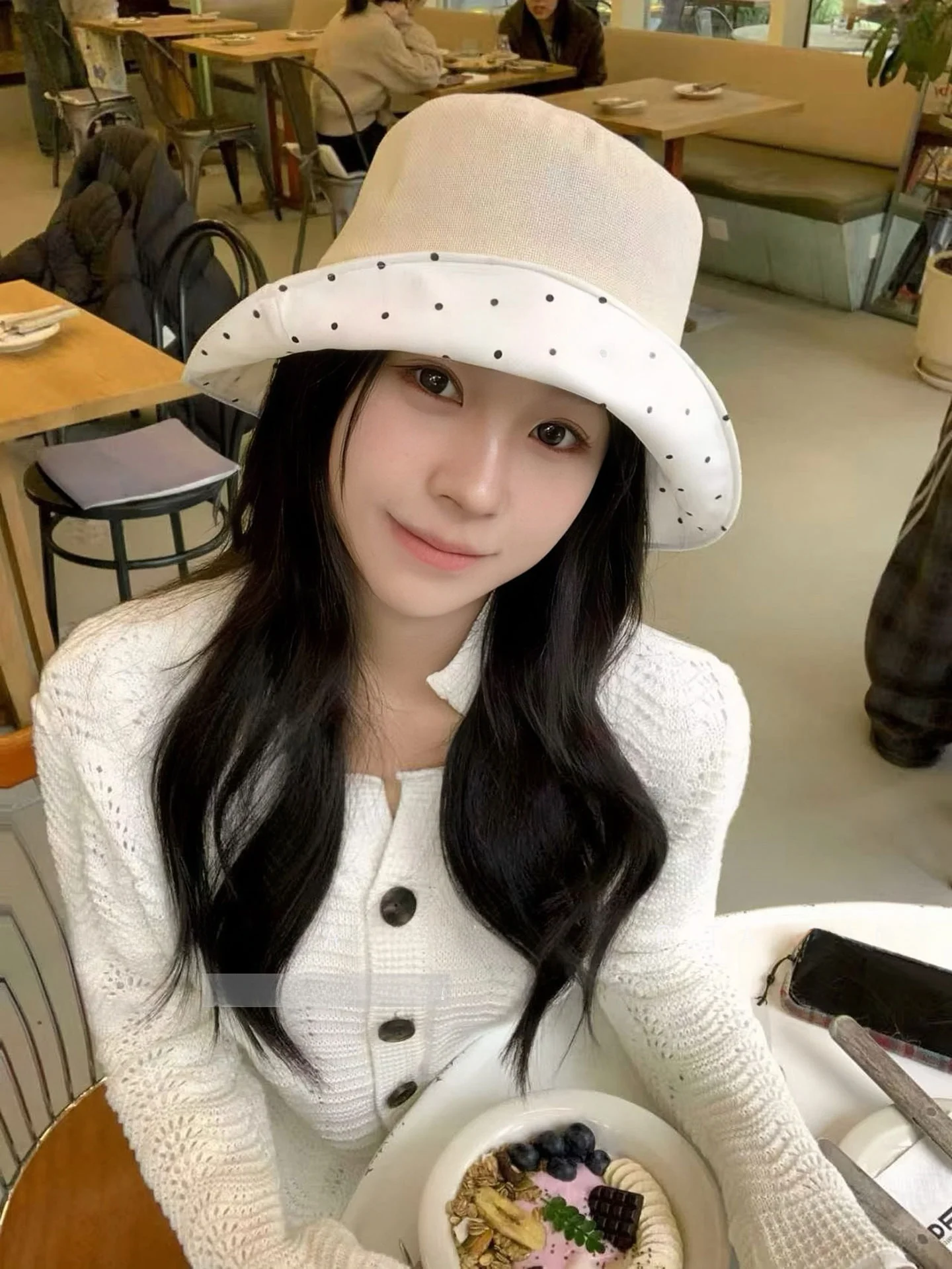 優雅な平頂編み草帽子：夏の日よけとファッション性を両立するバケットハット