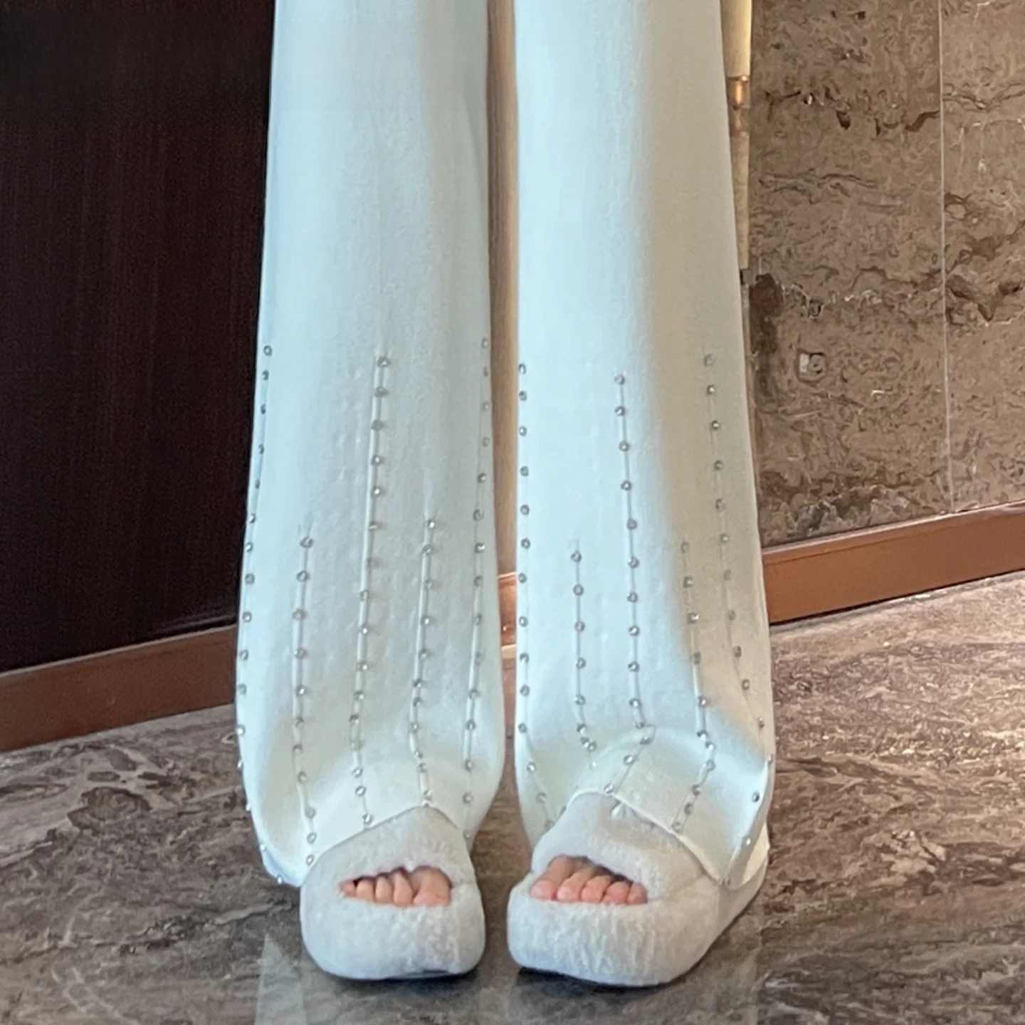デザイン性のある重工ビジュー編みニットパンツ：カーディガンに合うパンツのバランスを取るための最適選択