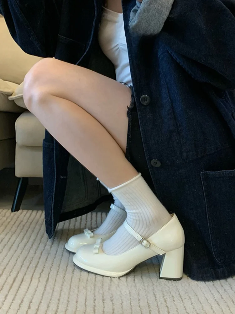 白ワンピと靴を組み合わせるとき、どう選ぶ？