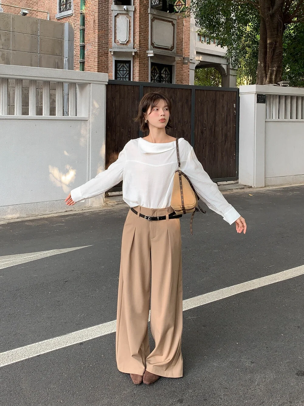 40代の通勤スタイルに欠かせないベージュワイドパンツは、どう選ぶ？